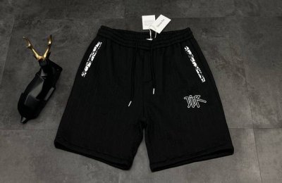 新款短裤上新2025Ss夏季迪奥Dior出品，必属精品！这款短裤简直是时尚与奢华的完美融合，轻松提升你的穿搭格调。 面料：采用顶级织物棉质面料，触感细腻柔滑，质