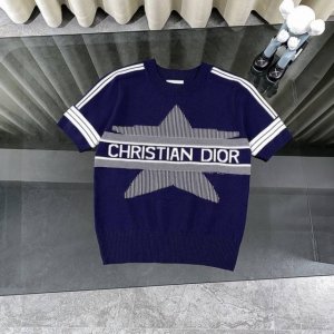 dior迪奥25Ss新款幸运星针织短袖上衣 设计感十足 五角星与字母的组合 时尚又俏皮 经典的配色 彰显出 Dior 的优雅与奢华 衣服中间有颗幸运星 星星也是