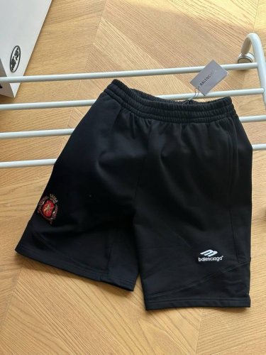 供 巴黎世家 Balenciaga 24Ss Sports联名款 曼联足球刺绣短裤 黑色 Xs~L 得物在售5900，原版32支单精梳紧密纺底6支精梳棉做洗后3