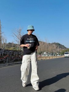 25Ss Gucci蛇年限定新款圆领短袖T恤 选用330克双纱平织棉面料打造 热转印工艺 螺纹针织领口 男女同款 码数 S-2Xl 颜色 黑 红两色 尺码表 s