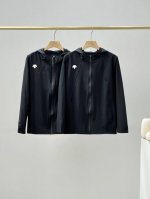 迪桑特Descente 春夏新品情侣款连帽速干外套！ 日常，户外，运动，休闲多功能！ 面料是此款的最大B1158亮点，特定柜子同款梭织面料 很是垂顺滑腻，就像婴