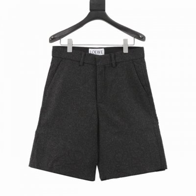 Loewe罗意威 Anagram 半刺绣法兰绒短裤 定制美利奴羊毛和羊绒，膝盖处饰有激光烧花，几何切割打破平面桎梏，激光烧花工艺，利用激光技术进行花纹刻划的先进