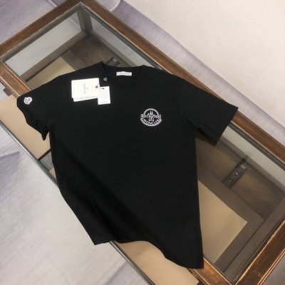 moncler 蒙口 2025夏季新款立体字母印花Logo 蒙口品牌 以精湛的工艺和独特的设计 赢得了广大消费者的喜爱 这款夏季新款T恤 以其立体字母印花设计展
