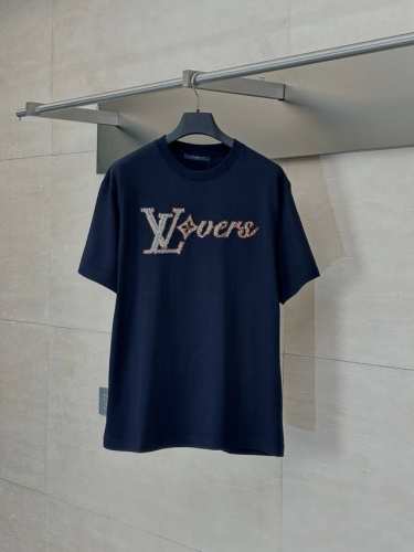 lv 路易 24Fw 珠片绣花短袖 原11,700购入，采用16S平织优质麻棉克重230G，搭配32S双纱拉架螺纹，面料螺纹同缸定染。图案刺绣采用榻榻米工艺，串