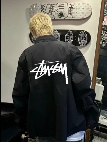 stussy 斯图西立领教练夹克外套 精选优质尼龙加厚面料 匀整光洁 吸湿耐磨不易折 厚实板正上身超赞宽松版型结合立体裁剪工艺 留有充裕活动空间 翻领设计 轻松