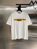 Lv路易威登2025新款字母Logo情侣款短袖T恤 高版本原版面料 数码直喷印花工艺 网红明星同款高版本 高品质面料采用280克纯棉面料 手感超级舒服 时尚又个