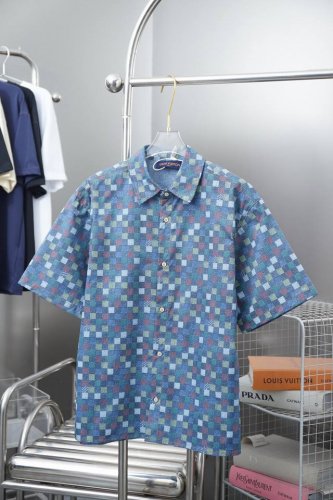 路易 Lv 2025Ss新款牛仔短裤 彩格马赛克牛仔马甲衬衫 轻奢主义 男女日常通勤穿搭必备单品 正确版本 欢迎对比 详细特征 采用98%棉2%弹力水洗薄丹宁面