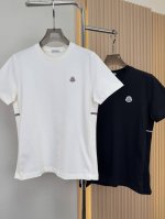 蒙口Moncler 2025春夏男士圆领T恤衫。侧面安克拉红与深蓝色配色 扁机大爆款！ 胸前处饰有经典纯羊毛毡标识贴片，采用正品同款100%优质羊毛毡制作，章仔