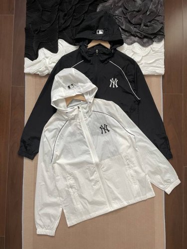 mlb Ny洋基队 夏季户外轻薄防晒外套 这款纽约洋基棒球防晒衣，采用轻薄尼龙面料，手感柔软、透气性佳，兼具防风防泼水性能，适合多变天气穿着。 工艺上采用高密度
