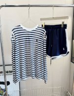 价格P： 品名：Ralph Laur*N韩代战马刺绣小心机条纹漏肩防晒短裤套装 尺码：M.L 颜色：蓝条纹 韩里韩气的小心机条纹套装，超爱耶。夏日怕晒的姐妹，赶