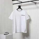 burberry 巴宝莉 23Ss 压胶字母小标印花短袖采用50S双股全丝光棉面料，2×2精梳棉紧密纺螺纹，领位、肩位双针走线做工。定制三标、吊牌内卡搭配刻字吊