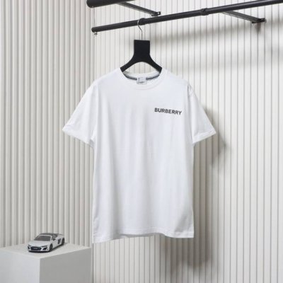 burberry 巴宝莉 23Ss 压胶字母小标印花短袖采用50S双股全丝光棉面料，2×2精梳棉紧密纺螺纹，领位、肩位双针走线做工。定制三标、吊牌内卡搭配刻字吊