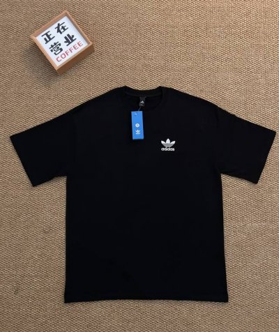 顶端刺绣品质阿迪达斯Adidas 三叶草黑色短袖宽松男女同款情侣款 采用抗菌260克新疆长绒棉重磅面料 透气舒适 怎么洗都不起球透气轻柔的短袖，让您穿着舒适一整