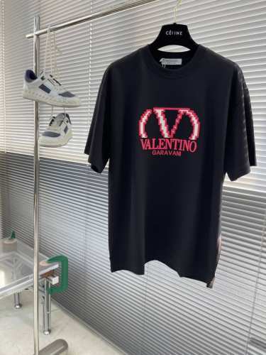 Vltn 2025Ss春夏新品 字母刺绣短袖，重磅级尤物单品，官网在售系列。奢侈一线大牌的御用面料厂织造，手感柔软舒适，穿着无累赘感，吸湿透气，弹性与垂感颇佳。