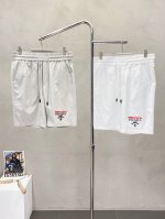 prada普拉达独家专供新款短裤高端版本！专柜定制面料 透气舒适度高，细节无可挑剔，品牌元素设计理念，体现高品质。手感细腻柔软！呈现休闲裁剪，上身版型超赞！码数