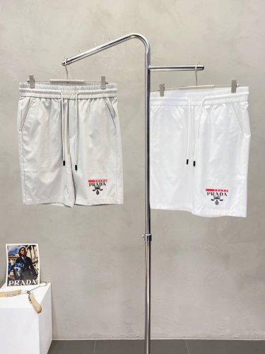 prada普拉达独家专供新款短裤高端版本！专柜定制面料 透气舒适度高，细节无可挑剔，品牌元素设计理念，体现高品质。手感细腻柔软！呈现休闲裁剪，上身版型超赞！码数