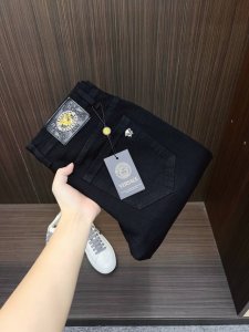 范思哲 男士丹宁牛仔裤 官宣画册海报穿搭款 客供高级进口的丹宁原色面料 特选日本冈山纯正13Oz 盎司牛仔布料 重磅环保植物酵素水洗工艺 肌理有着淡淡的复古色彩