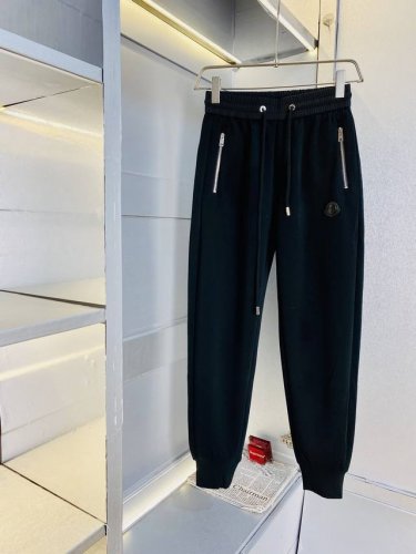 官网原单货 可穿200斤蒙口Moncler 简约时尚 早春款卫裤松紧裤休闲裤九分裤身穿着非常舒适 低调不失奢华 穿出去非常有档次,裤型款式和裁剪亦无需多言 上身