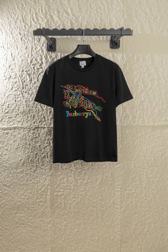 款号Q09 Burberry博柏利新品胸前战马刺绣字母Logo，采用进口百达灵万针绣花，既不失品牌的高级感，又带有一丝休闲气息，让人一眼就爱上，特别是这年后的一