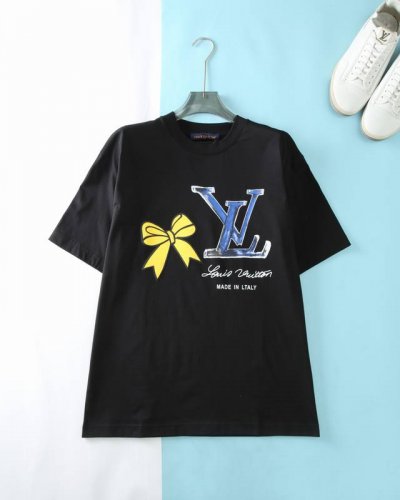 lou V 路*登 25Ss春夏新款平纹针织棉布圆领短Tee，男女同款黄色蝴蝶结印花标识宽松休闲短袖T恤衫！贸易公司渠道稀出，同步Gw发售！V家新款T恤以其卓越