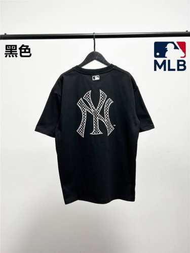 高品质 质量非常好 原版两边微微开叉 Mlb柜子新款老花刺绣贴布系列短袖T恤 三标齐全 四联吊卡 原厂包装 通肩压条保证舒适性 高端品质2025Mlb Ny 新