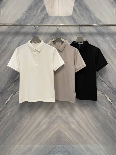 25春夏新品原厂订单Bv经典蝴蝶编织Logo双丝光珠地面料翻领Polo衫，这款Bv翻领Polo衫采用双丝光珠地棉面料，柔软且具有光泽感。经典的翻领设计，搭配精致