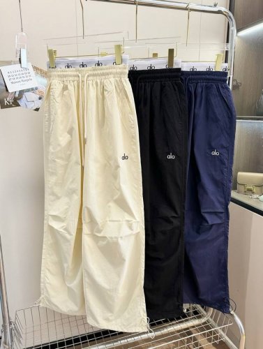 140包邮 品名： 织带Logo双腰工装休闲裤 尺码：M.L 颜色：白色/藏青色/黑色 墙裂推荐姐妹们人手一条，春夏的空气感工装裤真滴太好穿啦。版型很是养眼，实