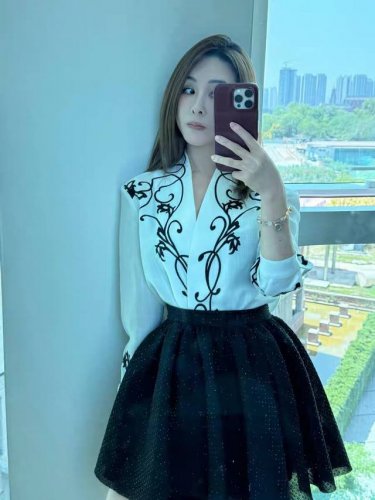 高级主推爆款 高级感春夏秀场重工立体盘绣衬衫 这件衬衫点睛之笔重工立体盘绣 从走线就能看出做工的精细繁复 在光线下散发光泽 松弛自在感 完全被这种腔调吸引 。S