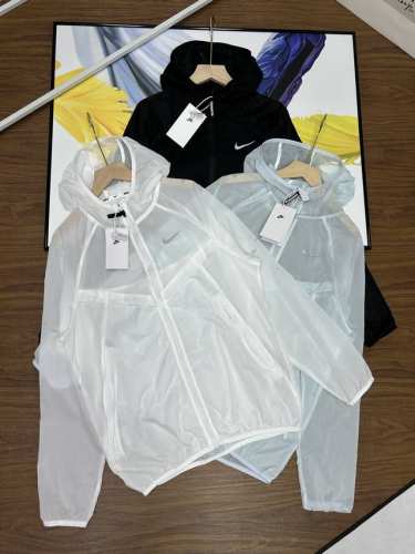耐克情侣款皮肤衣防晒服最高版本可随意对比 柜子同步更新上市Nike耐克轻薄外套皮肤衣防晒衣 穿上身冰冰凉凉的感觉 情侣款 可男女同款！连帽拉链设计 内里全包边