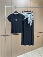 chane*醋酸套装｜蕾丝围裙点睛，解锁高定氛围感 当醋酸面料的流光邂逅烫钻工艺，轻盈垂坠勾勒出流动的曲线美学，每一步都是法式慵懒与摩登气场的碰撞。对称短袖与开