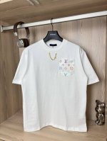 款号 Dc103# lv 路易威登新款链条三彩满印Logo口袋短袖T恤 280克纯棉双砂面料 所有面料均已提前做过缩水 品质第一 所见即所得 不会洗一次版型就有