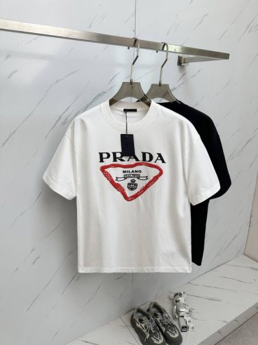 prada 2025Ss夏季最新品，专柜同步有售，原单狠货，时尚休闲圆领短袖T恤，上身舒适！吸睛而有亮点，采用进口原版面料，顶级工艺字母图案Logo，简单而不失
