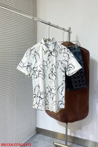 l872 Dr迪奥 2025Ss春夏新款 休闲 短袖 短裤裤 套装，高端版本！定制面料 透气舒适度高，细节无可挑剔，品牌元素设计理念，体现高品质。手感细腻柔软！
