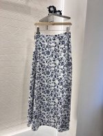 P310Louis Vuitto*2025新品上架 藤蔓印花半身长裙 定制Yb斜纹绵绸材质 透气舒适 质感十足 通体以大面积花草藤蔓元素铺陈作为亮点 搭配简单耐