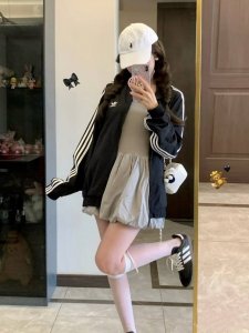 210 Adidas阿迪达斯三叶草25S新款立领运动宽松夹克外套男女同款 货号:J 阿迪三叶草夹克外套绝对的爆款 经典款 明星同款！ 细节在线，随意对比！胸前定