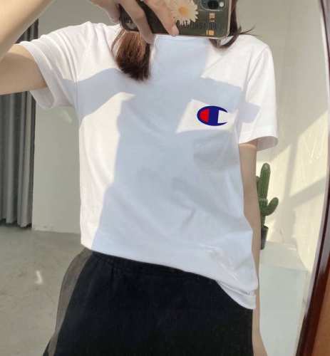 上新！Champion 冠军极简的设计转化为服装语言，就如这件基础短袖T恤，有着极其细腻的面料质感，平淡中无处不透入极简高级质感！ 简单、个性、品牌辨识度高，基