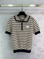 Miu Mi*短袖针织polo衫，黑白条纹，精致镂空设计。品牌标志刺绣，时尚百搭。适合休闲场合，也可作为轻便上衣搭配正式着装。1色3码Sml T226B