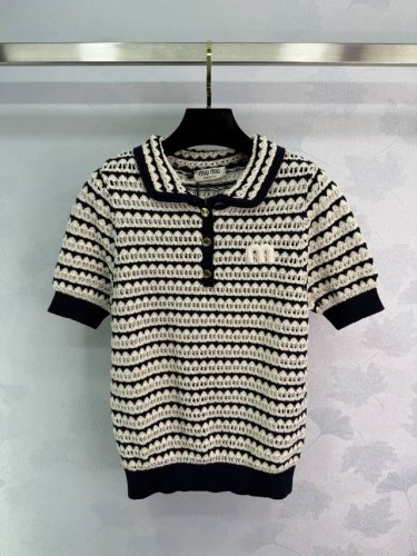 Miu Mi*短袖针织polo衫，黑白条纹，精致镂空设计。品牌标志刺绣，时尚百搭。适合休闲场合，也可作为轻便上衣搭配正式着装。1色3码Sml T226B