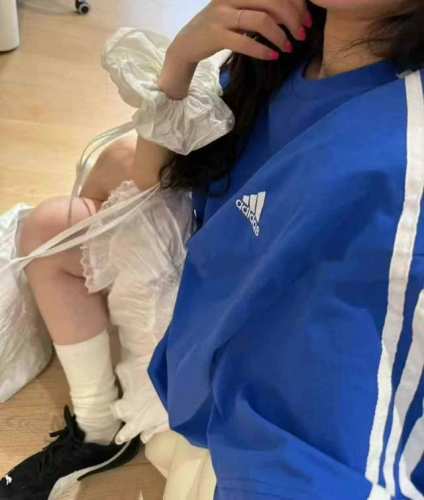 上新 100 Adidas三叶草古着限定克莱因蓝刺绣Logo三杠短袖 治愈的蓝色好适合夏天清凉感扑面而来 穿上秒变冷白皮 衬得人皮肤不要太好 重工立体刺绣Log