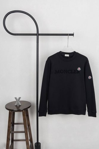 款号Xb30 moncler 蒙口植绒字母小标圆领卫衣 黑藏双色 面料采用400克毛圈高克重95棉5氢纶1 1双纱洗一辈子都不会变形的 男女同款 官网细节一致