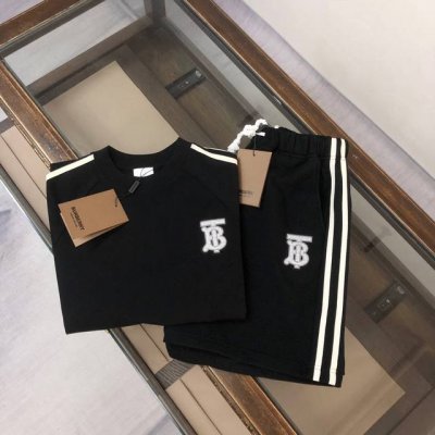 Bur*Berry 巴宝莉 2025春夏最新款男女同款休闲圆领套装，品牌最新设计元素！既不单调也不复杂，好处的展现品味！定制经典刺绣Logo点缀 舒适吸汗透气根