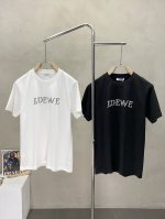 Loewe罗意威独家专供新款原单男士休闲春夏短袖 高端定制 高端版本 时尚百搭爆款进口面料 手感超柔软细腻 穿着亲肤舒适 高端精品 代工厂p精细做工 上身非常赞