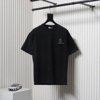 moncler 蒙口 25Ss 压胶Logo短袖面料采用32织双纱260克全棉材质，搭配1×1索罗那螺纹，不易变形，上身舒适透气，垂感佳，金属色压胶印花工艺，定