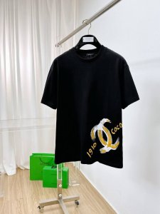 香奈儿 夏季新品，全新工艺，高定面料 玉蚕丝般的丝滑 时尚经典圆领短袖时尚单品设计，更加时尚舒适，高标准定制，上身非常有型，客供辅料，客供进口高档面料质感非常细