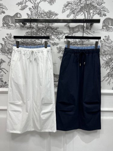 Miu 25春夏新款 双腰头褶皱半身裙 格纹拼接双腰头抽绳设计 裙身两侧褶皱设计 走起路来超级拉风 面料也是那种很酷帅的 上身超级百搭 酷帅又显身材 超级时髦