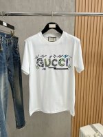 gucci古奇 2025春夏新款首发专柜最新款短袖圆领T恤 高端订制 设计前卫时尚！品牌Logo手绘重工艺设计 高端定制纯棉面料.手感柔软.穿着舒适.专柜级别精