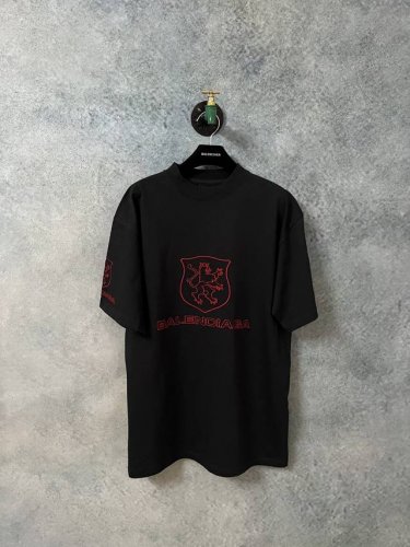 高版本Balenciaga 巴黎世家25Ss早春新款盾牌刺绣短袖 采用320克全棉面料 面料经过洗水处理 手感更加舒适.亲肤透气不起球 定制对色螺纹简约经典版型
