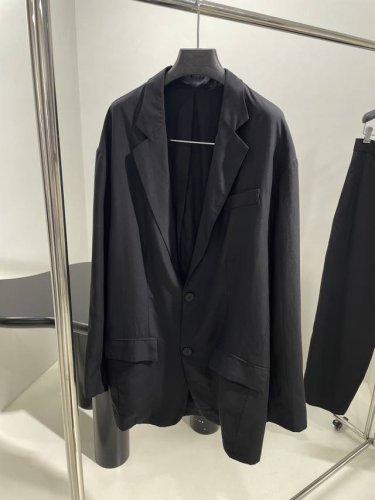 *新品Loose Tailored西装外套 精选流丽粘纤华达呢面料宽松版型剪裁 小翻领，有衬里 无需熨烫呈现自然皱褶纹理 ：水洗黑 ： Sml P680