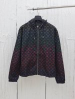 lv* 路易25新款花卉渐变印花防风夹克 选用轻盈科技面料，上身舒适，轻盈着身 全幅Monogram印花渲染微妙渐变效果 经过多次比对，终于对色对版，成品让人满
