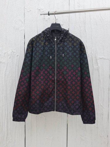 lv* 路易25新款花卉渐变印花防风夹克 选用轻盈科技面料，上身舒适，轻盈着身 全幅Monogram印花渲染微妙渐变效果 经过多次比对，终于对色对版，成品让人满